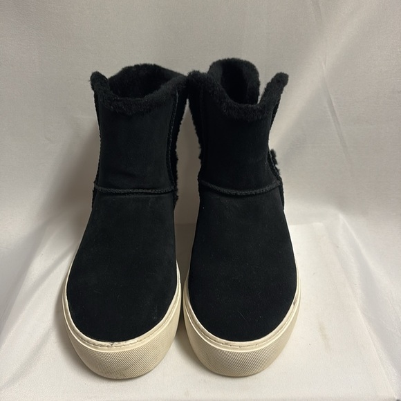 UGG Priya Plush Sneaker Boot Black Women’s Size 8.5 - Picture 3 of 7